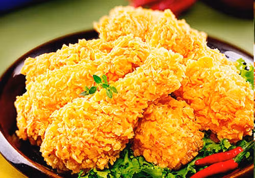 Thực phẩm ngày Tết thường gồm rất nhiều món chiên, rán nhưng phụ nữ mang thai không nên ăn quá nhiều. Những loại đồ ăn này có thể sẽ làm gia tăng chứng ốm nghén, nôn ói và làm mẹ tăng cân nhanh.