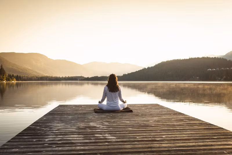 Thiền và yoga có thể cải thiện rất nhiều sức khỏe của bạn. Một nghiên cứu gần đây cho thấy thiền còn làm giảm dấu hiệu viêm. Thực hành yoga và thiền hàng ngày để phòng ngừa viêm khớp mãn tính.