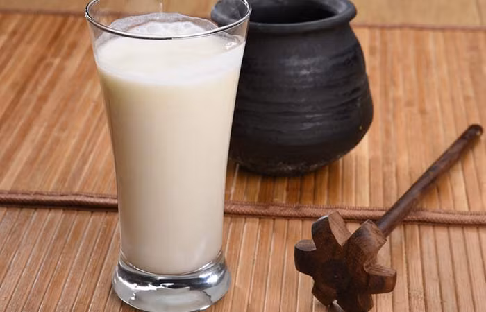 Bôi sữa hoặc bơ sữa lên vùng da khô và để yên trong 10-15 phút, sau đó rửa sạch với nước ấm. Làm điều này hai lần một tuần trước khi tắm.