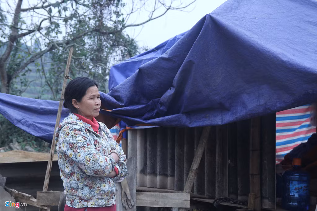Bà Đinh Thị Siêu buồn rầu bên căn lều tạm che nắng che mưa từ khi thảm họa ập xuống. Ảnh: Văn Chương.