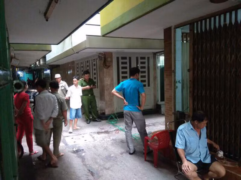 Công an khám nghiệm hiện trường vụ án mạng.