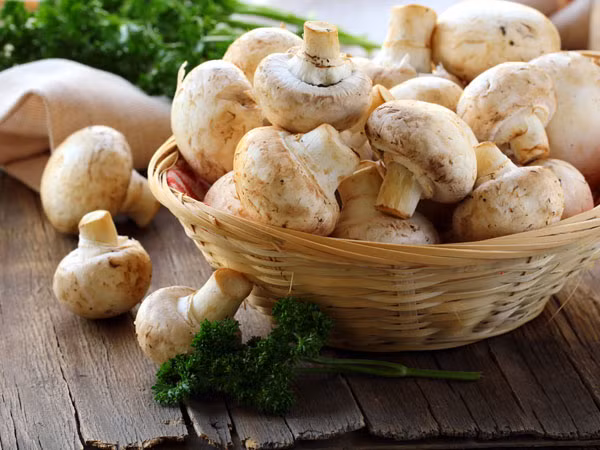 Nấm là một trong những nguồn giàu vitamin D nhất. Nấm tiếp xúc nhiều với ánh sáng mặt trời trong khi tăng trưởng, điều đó làm tăng giá trị vitamin D cho chúng.