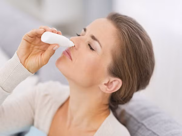 Dung dịch muối cũng giúp ngăn ngừa dị ứng mùa xuân. Trộn 1 muỗng cà phê muối không có iốt và một ít baking soda vào một cốc nước sôi. Để dung dịch nguội và nhỏ khoảng 10 giọt vào mỗi bên lỗ mũi.