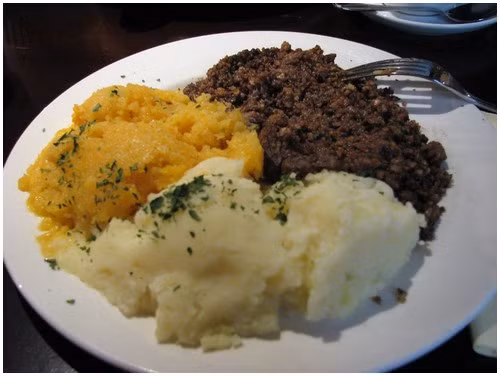 Dạ dày nhồi là món ăn truyền thống của người Scotland. Món ăn được làm từ tim, gan và phổi cừu băm nhỏ, trộn với hành tây, bột yến mạch, mỡ ở thận cừu, gia vị, muối. Tất cả được nhồi trong dạ dày của cừu và luộc trong khoảng 3 tiếng đồng hồ.