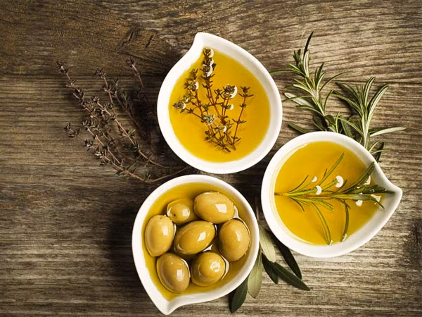 Dầu ô liu và dấm táo: Trộn 2 muỗng canh dầu ô liu và 1 muỗng cà phê dấm táo trong bát và khuấy. Dùng hỗn hợp xoa bóp trên toàn bộ vùng da đầu rồi để khô khoảng 40-45 phút. .
