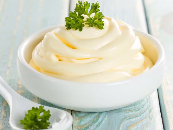 Mayonnaise và dầu thầu dầu: Tạo hỗn hợp 2 muỗng canh mayonnaise và ½ muỗng cà phê dầu thầu dầu. Massage mặt nạ lên toàn bộ vùng da đầu và cả các lọn tóc xoăn của bạn, để yên khoảng một giờ.