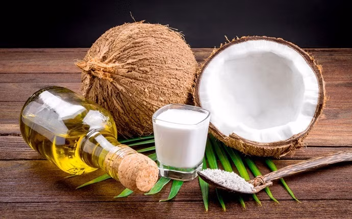 Sữa chua và dầu dừa: Lấy một cái bát, cho 1 muỗng canh sữa chua và 2 muỗng cà phê dầu dừa trộn đều. Chia tóc bạn thành các phần nhỏ và massage mặt nạ trên toàn bộ vùng da đầu.