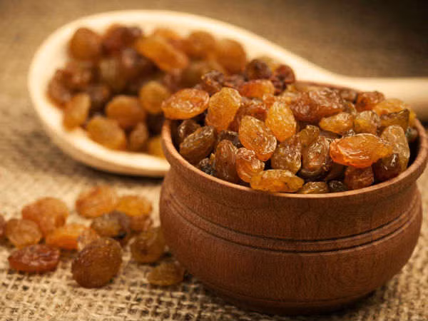 Nho khô giàu flour và các vitamin như vitamin E, vitamin K, vitamin C, vitamin B6... Ăn nho khô giúp giảm táo bón, ngăn ngừa thiếu máu, sốt và rối loạn chức năng sinh lý.