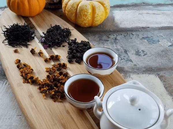 Trà đen là thực phẩm giàu flour tự nhiên bạn nên bổ sung để có hàm răng chắc khỏe. Lượng florua trong trà phụ thuộc vào nước bạn dùng để pha trà.