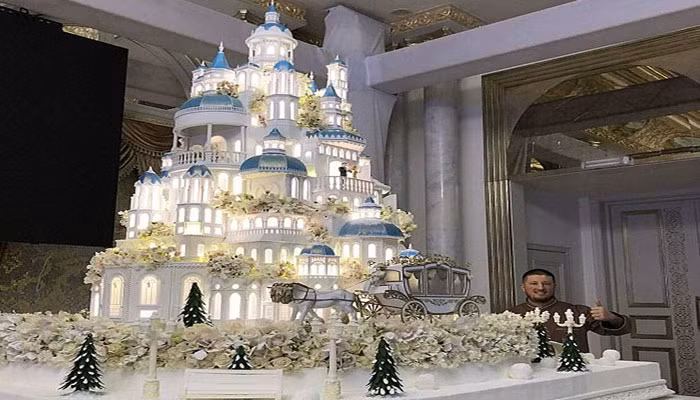 Cả một kiệt tác bánh kem hình lâu đài.