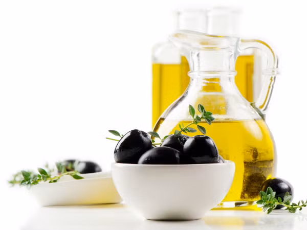 Dầu ô liu giàu axit olein đơn bão hòa, một axit béo thiết yếu làm giảm cholesterol xấu và làm tăng cholesterol tốt.