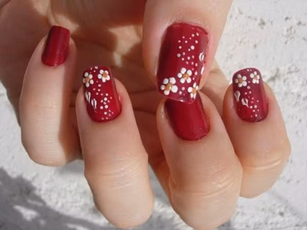 Nếu tìm các mẫu nail đẹp cho ngày Tết thì bạn đừng bao giờ bỏ qua màu móng đỏ.