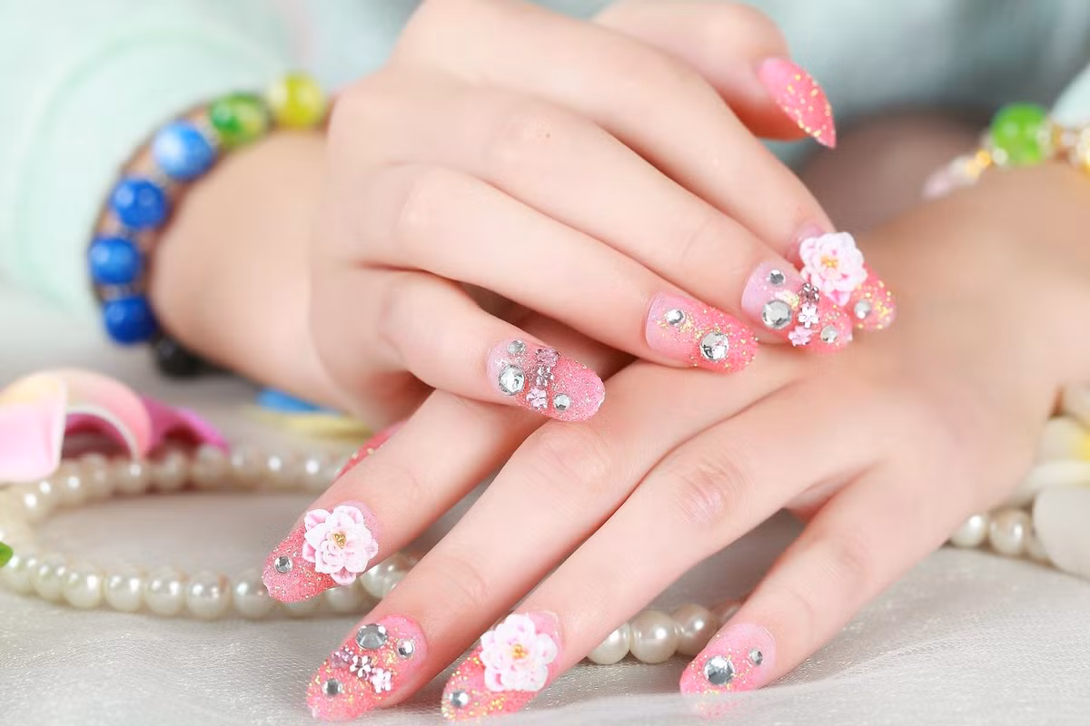 Có rất nhiều mẫu móng đính đá từ đơn giản đến phức tạp và bạn có thể lựa chọn một kiểu phù hợp với mình nhất.