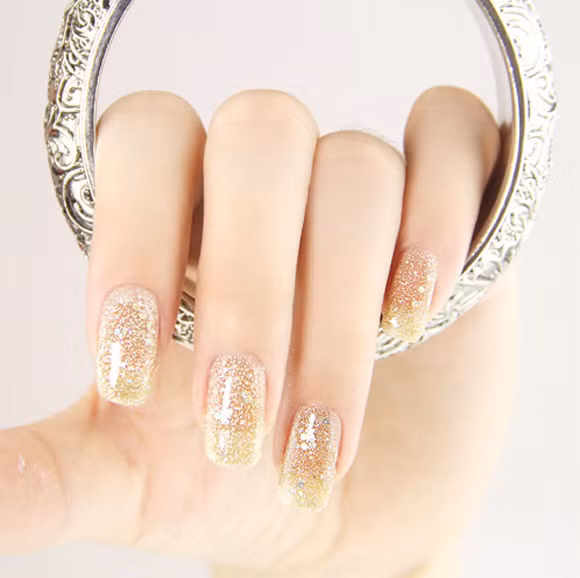 Kiểu nail bóng có chứa sẵn những hạt nhũ li ti là cách giúp bạn xuất hiện luôn nổi bật giữa đám đông.