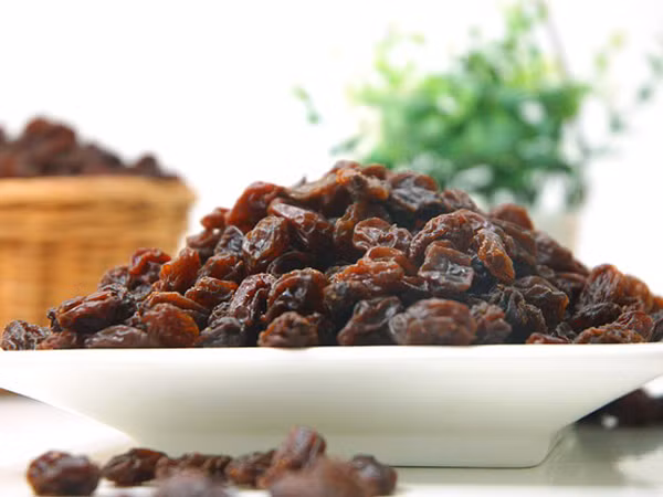 7. Nho khô chứa chất xơ, kali và các hợp chất thực vật, tăng cường sức khỏe. Dù vậy, bạn không nên ăn nhiều nho khô vì đường trong nho có thể gây tăng cân, tiểu đường.