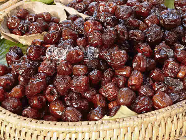 9. Chà là sấy khô cung cấp chất xơ, kali, sắt và các hợp chất thực vật. Ăn chà là khô có thể giúp điều trị chứng thiếu máu. Thế nhưng bạn cũng không nên ăn quá nhiều bởi càng ăn càng gây tăng cân.