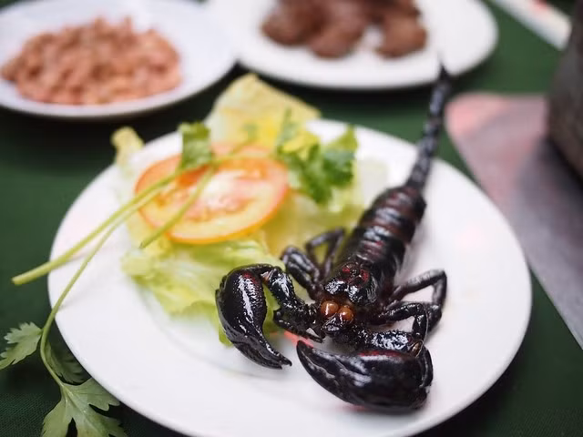 Ngoài ra, bò cạp còn là nguyên liệu để làm nên nhiều món nướng, trong đó có món bò cạp xiên que nướng. Với món này, bò cạp được xiên vào que, sau đó đem nướng chín trên bếp than.