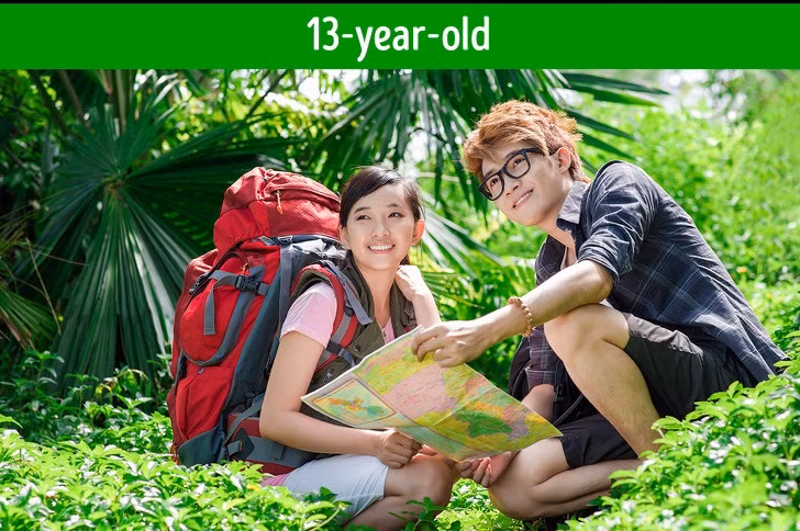 Biết cách tìm đường: Đến tuổi 13 trẻ cần học cách nhớ phương hướng, xem các ký hiệu bản đồ và xác định đường đi đúng hướng.