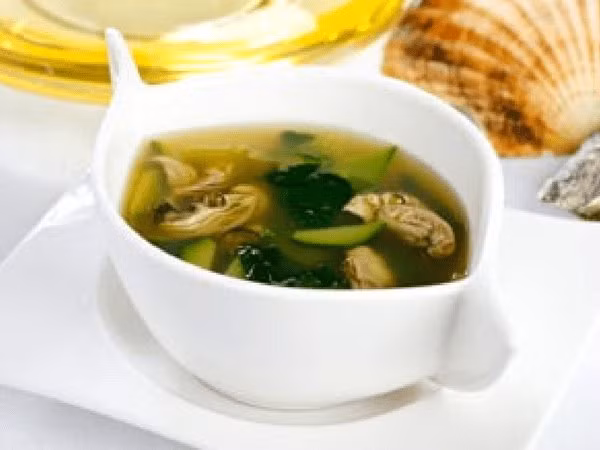 Súp hải sản được nấu bằng sò điệp tươi và bông cải xanh giúp bạn giảm cân hiệu quả và nhanh chóng. Tuy nhiên, nguyên liệu của món này có giá thành hơi cao một chút.