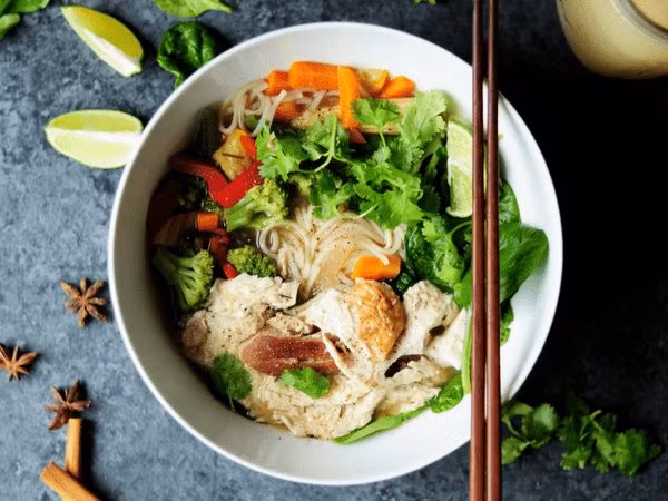  Món mì gà xé cũng là lựa chọn tuyệt vời cho những ai đang nỗ lực giảm cân.