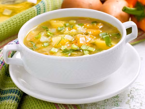 Món súp rau mùi-chanh giàu vitamin C rất tốt sức khỏe, giúp đẩy nhanh quá trình sản xuất tế bào máu trắng trong cơ thể và cải thiện miễn dịch tổng thể. Đồng thời đây cũng là một món súp ngon bổ giúp bạn giảm cân hiệu quả.