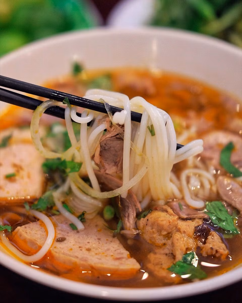 Quán Nam Giao: Quán bún bò Huế này có từ năm 1991, ban đầu chỉ là gánh bán ở vỉa hè Sài Gòn. Hiện, quán nằm ở khu phố Tây quận 1, nên nhiều khách du lịch nước ngoài thường ghé đây check-in. Ảnh: @ ivys_life.