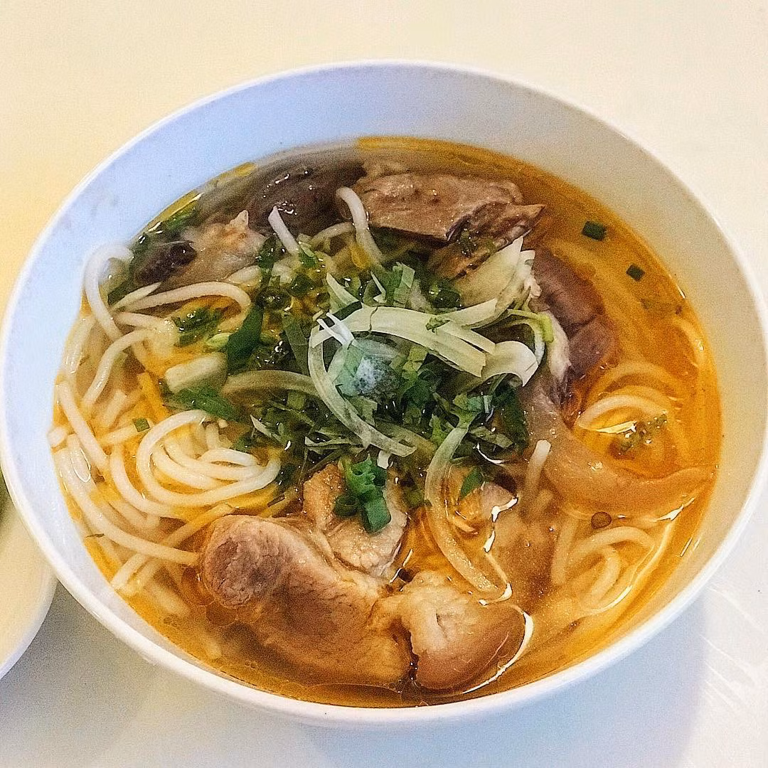 Tô bún ở đây chỉ có bò bắp và giò heo, rắc thêm ít rau răm và hành. Quán không có rau sống ăn kèm bún, nên có thể "phiền lòng" nhiều người Sài Gòn, tuy nhiên lại được yêu thích bởi người gốc Huế. Nước bún trong và thanh. Địa chỉ: 82 Cư xá Nguyễn Văn Trỗi, quận Phú Nhuận. Mức giá trung bình: 70.000 đồng. Không gian quán khá ấm cúng, yên tĩnh. Ảnh: @doiratngon, @tondurit.