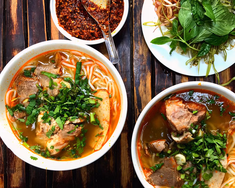 Bún Bò Gánh: Nhìn từ bên ngoài, nhiều người cứ ngỡ đây là một nhà hàng hơn là một quán ăn. Đây là một trong những quán bún bò Huế có tiếng ở Sài Gòn nhiều năm qua. Bạn có thể chọn giò heo, bò nạm, bò bắp, bò gân, hay chả tôm, chả cua tùy theo ý thích. Ảnh: @dhangng_.