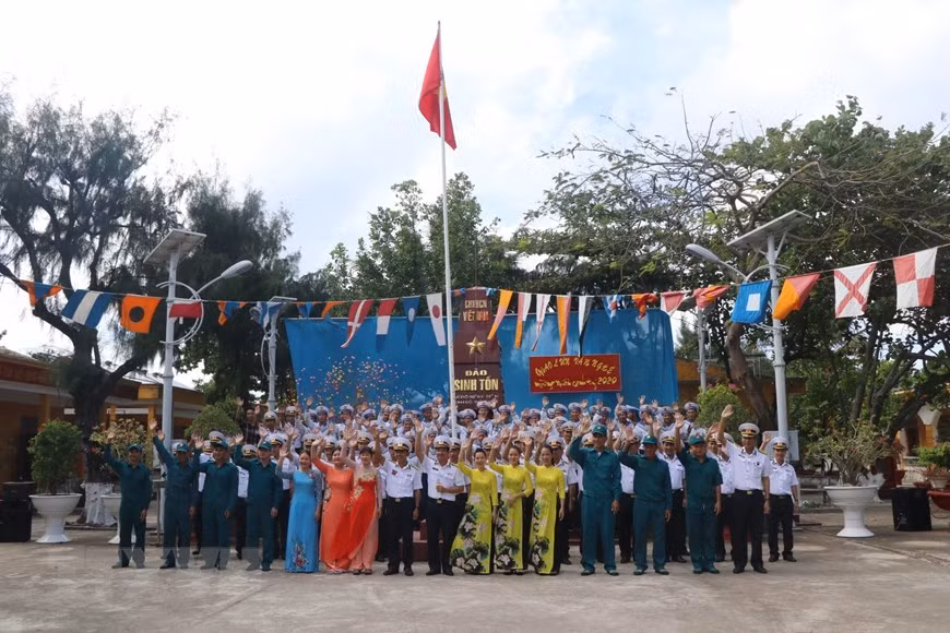 Linh thieng le chao co sang mung 1 Tet tai quan dao Truong Sa-Hinh-5