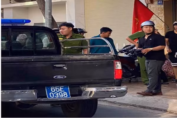 Dai uy bi dam khi lam nhiem vu chieu 30 Tet