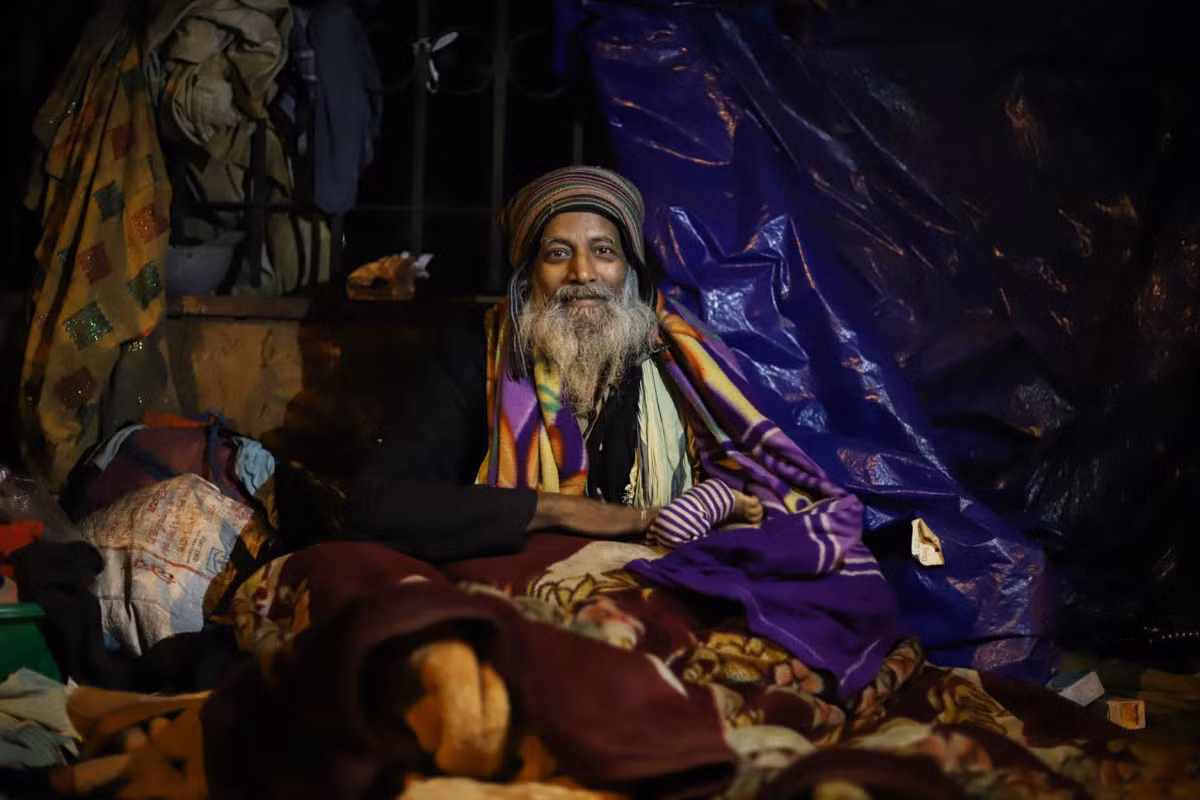 Theo Al Jazeera, chính quyền New Delhi đã thiết lập gần 200 nơi trú ẩn ban đêm tạm thời nhưng vẫn không đủ chỗ cho tất cả những người vô gia cư trong thành phố. Được biết, hàng trăm người đã phải ngủ ngoài trời trong cái lạnh giá của mùa đông. (Nguồn ảnh: Al Jazeera)