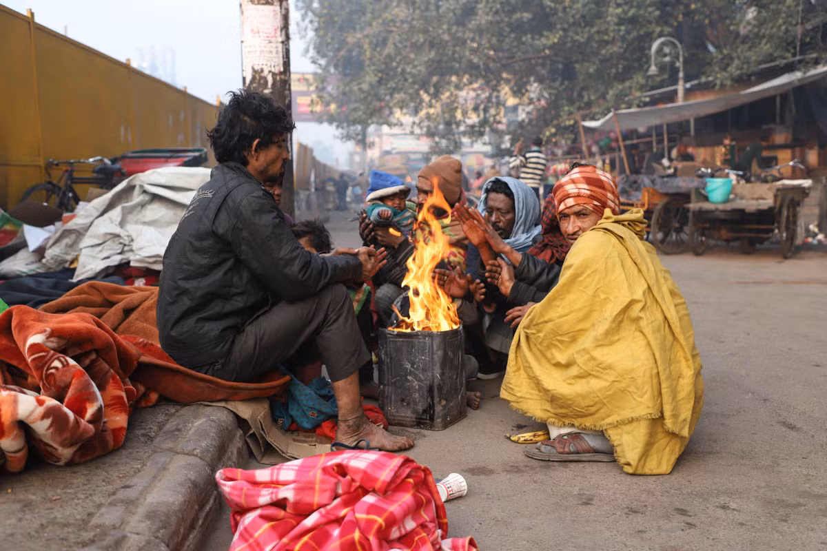 Nhiều người vô gia cư ở New Delhi phải đốt rác để sưởi ấm.