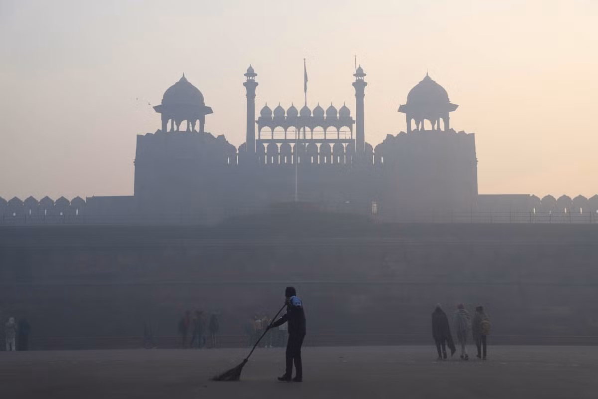 Sương mù dày đặc càng làm giảm chất lượng không khí của New Delhi.