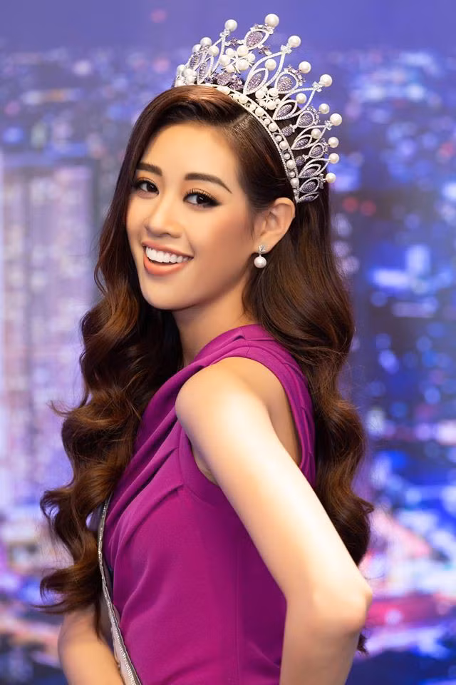 Khánh Vân diện đầm tím rực rỡ, duyên dáng.
