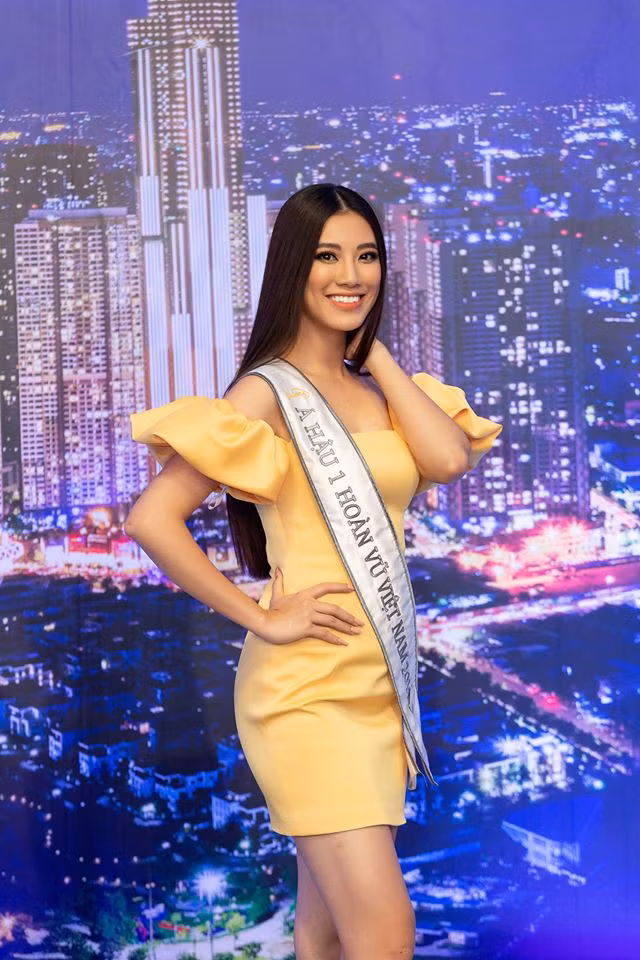 Kim Duyên gợi cảm trong bộ đầm vàng