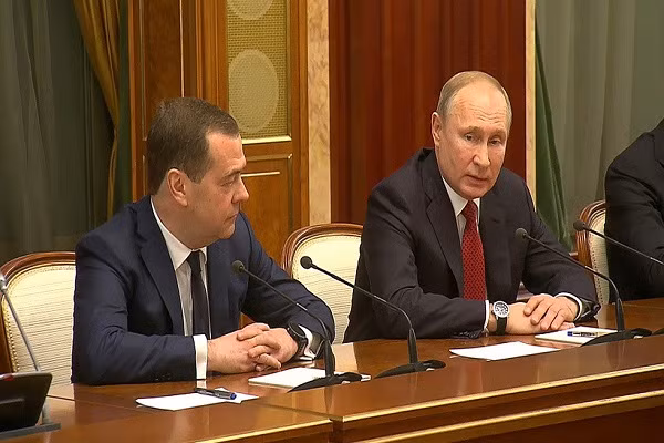 Dang sau viec Thu tuong Nga Dmitry Medvedev va chinh phu bat ngo tu chuc