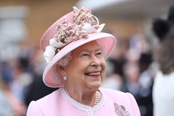 Nu hoang trieu tap hoang gia Anh hop khan sau cu soc Meghan va Harry