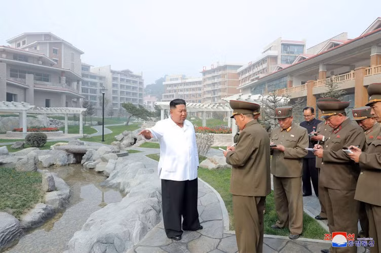 Hồi năm 2019, nhà lãnh đạo Triều Tiên Kim Jong-un đã đưa ra chỉ đạo trong chuyến thăm khu nghỉ dưỡng suối nước nóng Yangdok.