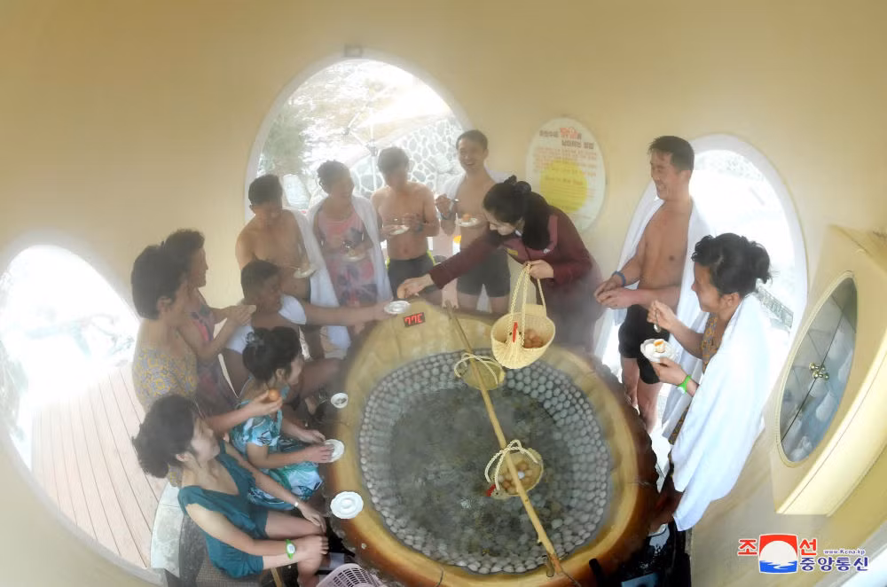 Người dân luộc trứng ăn tại khu nghỉ dưỡng.