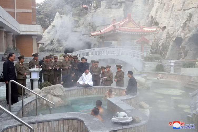 Khi đó, Đệ nhất phu nhân Triều Tiên Ri Sol Ju đi cùng chồng, ông Kim Jong-un.