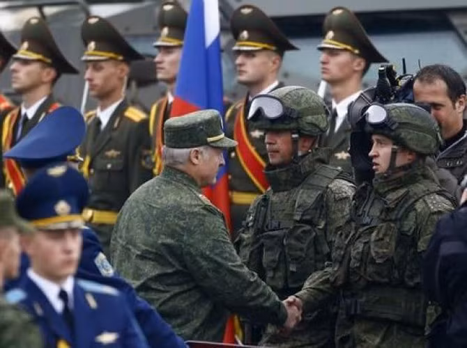 Chưa dừng lại đó, Belarus bắt đầu đi theo con đường mà Ukraine từng làm đó là ngừng cung cấp các thiết bị quân sự cho Nga mà trước mắt là xe đầu kéo MZKT-79291 của tên lửa đạn đạo RS-24 Yars.
