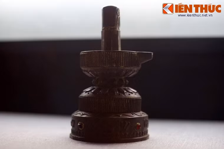 Từ nguồn vàng bạc phong phú, người Chăm đã phát triển nghề kim hoàn đạt đến những thành tựu rực rỡ. Ảnh: Phần chân nạm đá quý của đài thờ Uroja-Linga bằng bạc.
