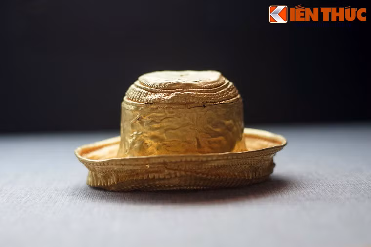 Những cuộc khai quật khảo cổ học tại các phế tích Chăm ở miền Trung Việt Nam trong thế kỷ 20 đã phát hiện rất nhiều cổ vật bằng vàng quý giá. Ảnh: Kosa linga bằng vàng của người Chăm.