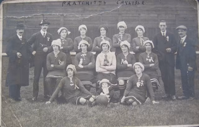 Đội bóng nữ Pratchitt, Carlisle năm 1917. Ảnh: Vintag.