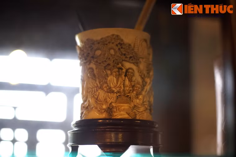Ống bút bằng ngà khắc hình các ông tiên đánh cờ.