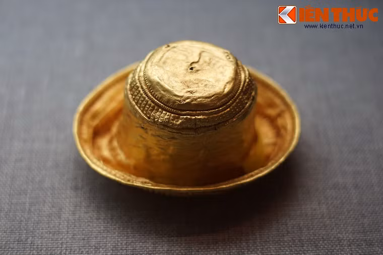 Trong văn hóa của người Chăm cổ, vàng là chất liệu được sử dụng rất phổ biến để chế tác đồ tế tự, đồ trang sức và các tác phẩm nghệ thuật. Ảnh: Kosa linga (vỏ kim loại dùng để bao bọc bên ngoài tượng linga) bằng vàng, niên đại thế kỷ 12 - 13, phát hiện tại Quy Nhơn, Bình Định.