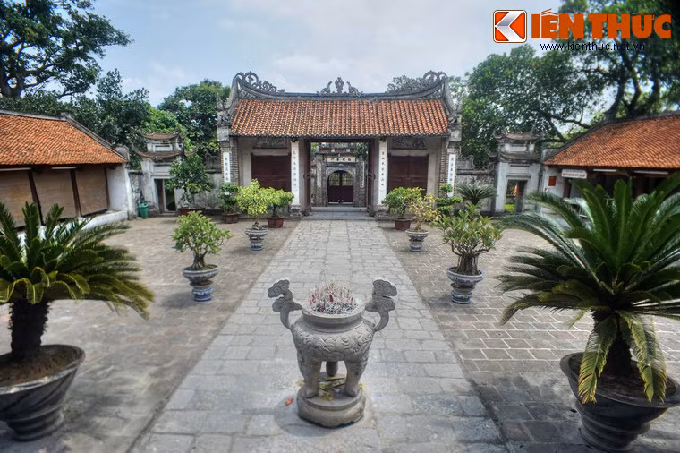 Hàng năm, hội đền cử hành vào ngày mồng 6 tháng Giêng và kéo dài trong khoảng 10 ngày, thu hút đông dảo du khách xa gần.