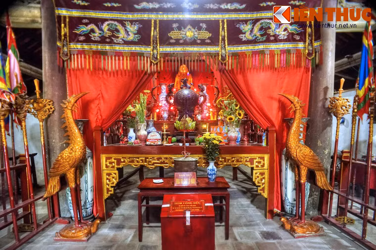Trung tâm của hậu cung là ban thờ vua An Dương Vương và tướng Cao Lỗ.