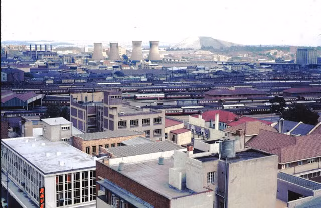 Nhà ga Johannesburg nhìn từ khách sạn Ascot. Ảnh: Vintag.