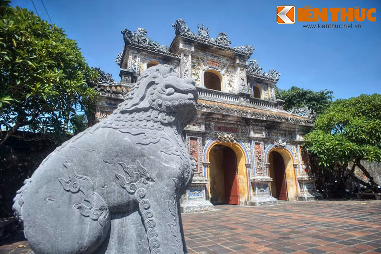 Ngoài ra, trước cửa Hiển Nhơn vẫn còn cặp nghê đá rất đẹp.